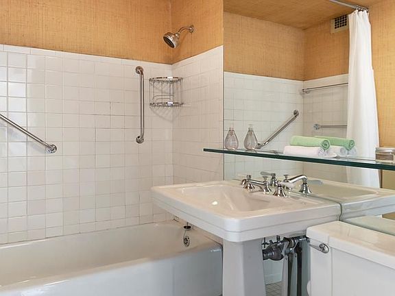 4th image of 300 E 33rd St APT 17A