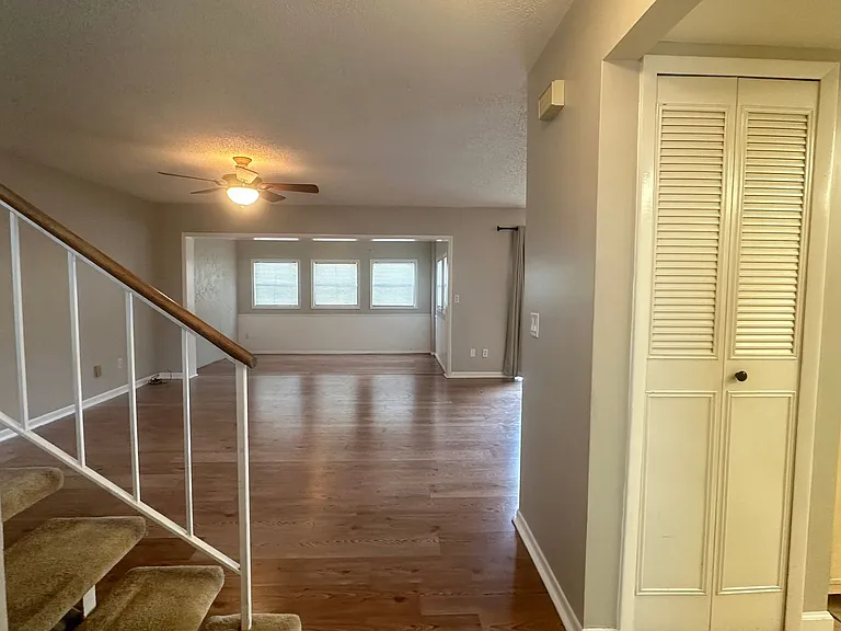 1532 N Carolwood Blvd — Photo 2