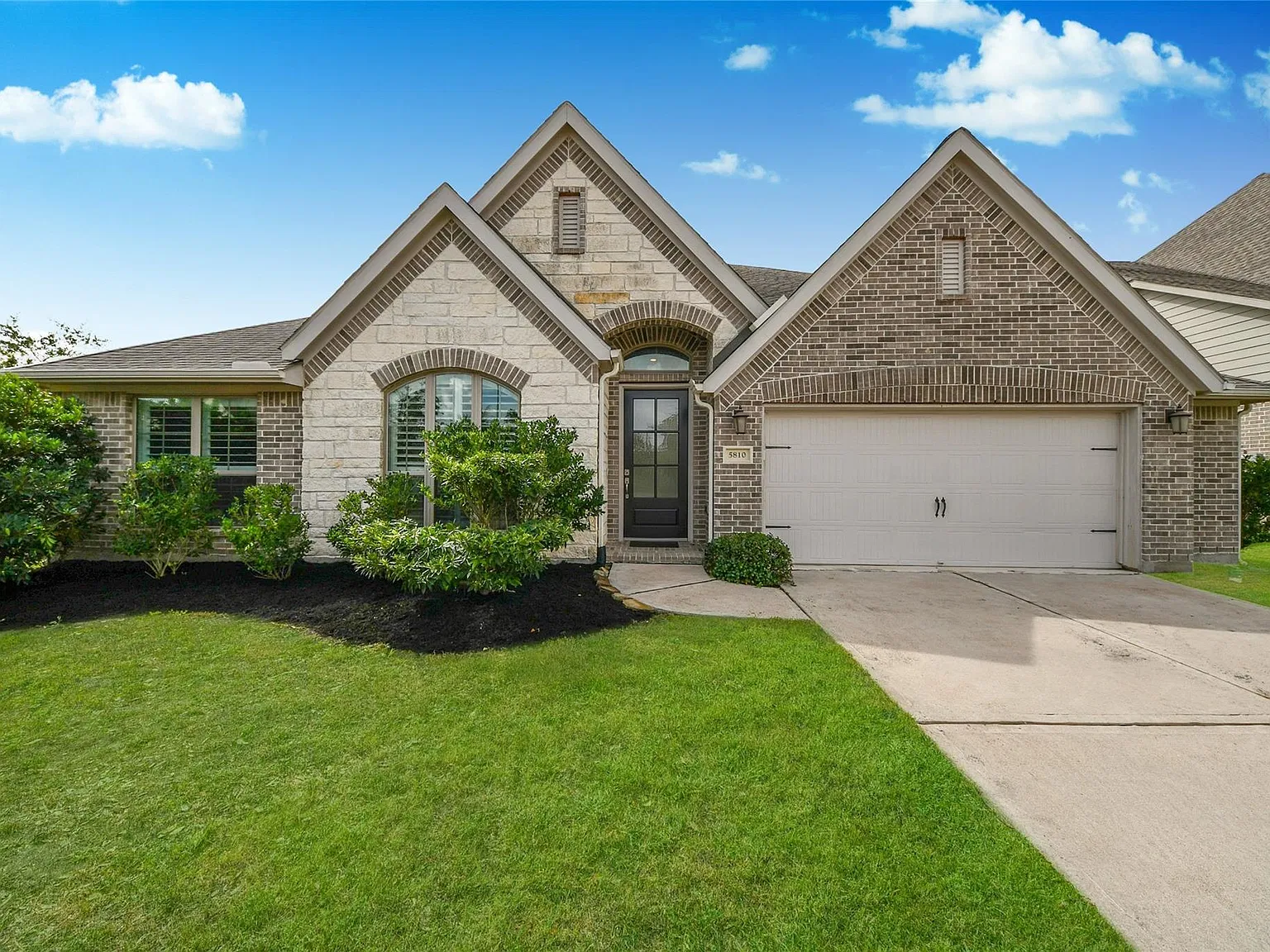 4 bed, 3.0 bath, 2551 sqft, $2,600 — Photo 1