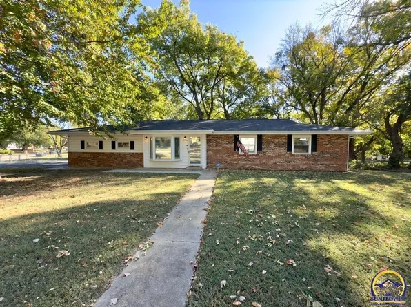 3604 SE Crestwater Dr, Topeka, KS 66605