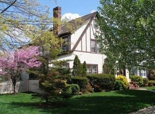 75 Muirfield Rd, Rockville Centre, NY 11570