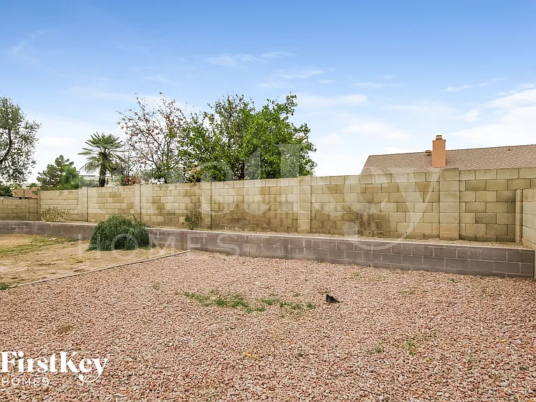 13269 N 56th Ave — Photo 16