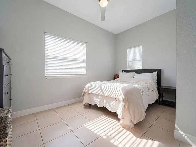 261 SW 6th Pl — Photo 34
