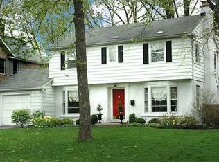 1050 Pawnee Rd, Wilmette, IL 60091