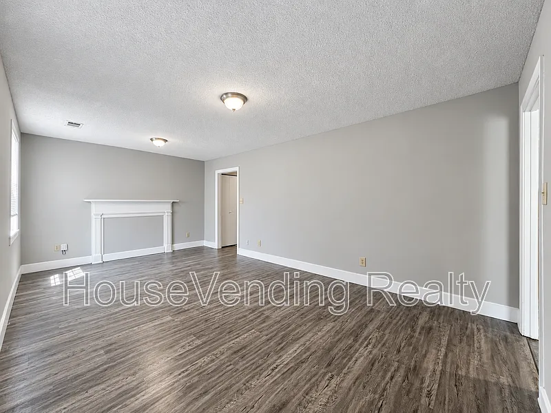 3 bed, 1.0 bath, 992 sqft, $1,595 — Photo 3