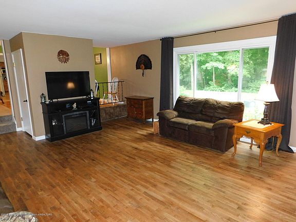 4th image of 649 Joan Dr