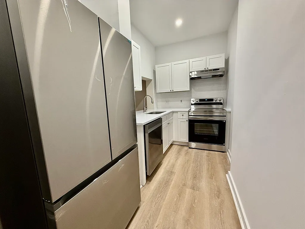 3 bed, 1.0 bath, 850 sqft, $5,299 — Photo 2