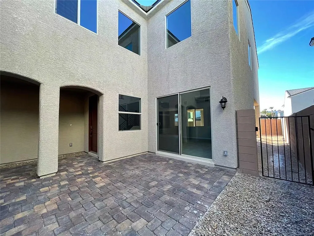 5 bed, 4.5 bath, 3029 sqft, $3,950 — Photo 2