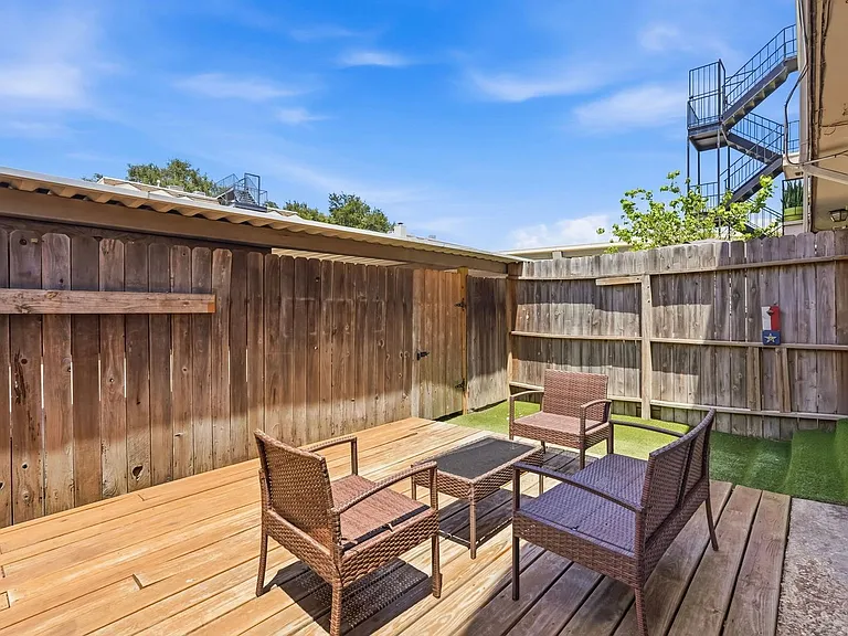 450 N Post Oak Ln — Photo 24