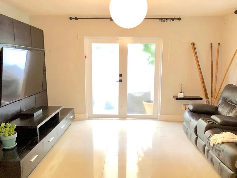 2728 SW 25th Ter — Photo 5