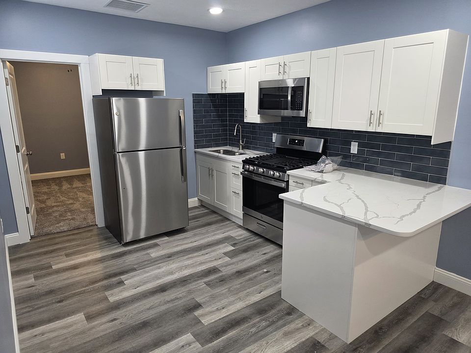 Kitchen - Includes Fridge, Stove/Oven and Microwave (No dishwasher)