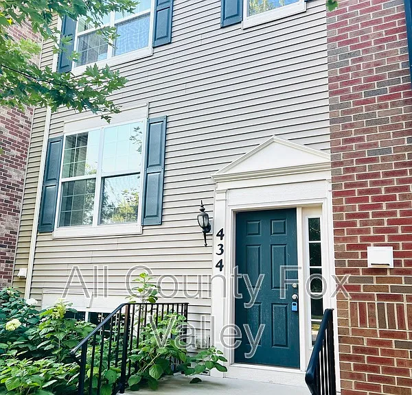 434 Town Center Blvd — Photo 1