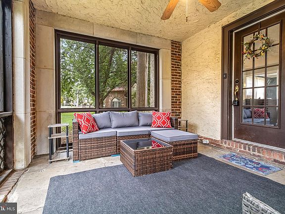 3rd image of 17 Windsor Cir