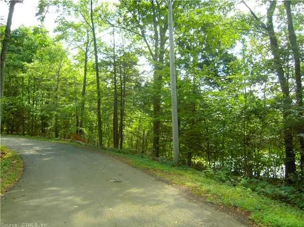 591 W Lake Ave, Guilford, CT 06437