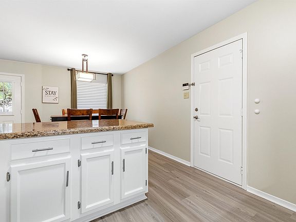 5th image of 15 Oak Forest Pl