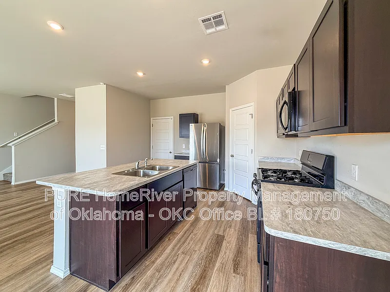 3 bed, 2.5 bath, 1689 sqft, $1,800 — Photo 2