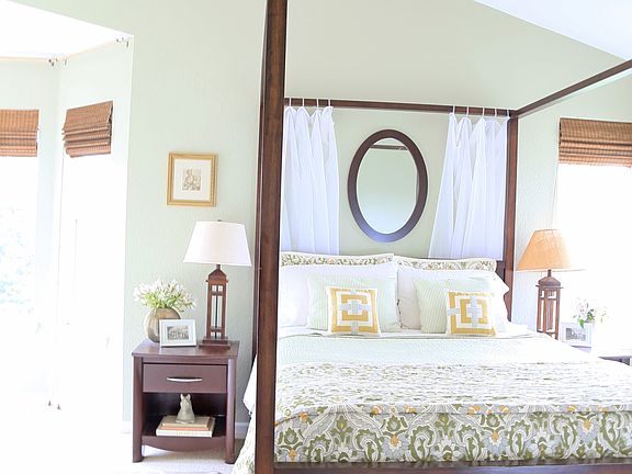 Master w/ large sitting area