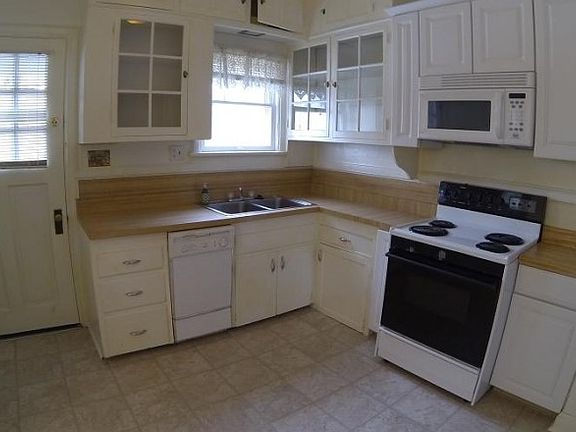 3rd image of 4259-4261 Chester Dr