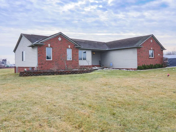 7058 Olde Farm Trl, Almont, MI 48003