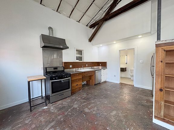4th image of 1819 Clarence St #3