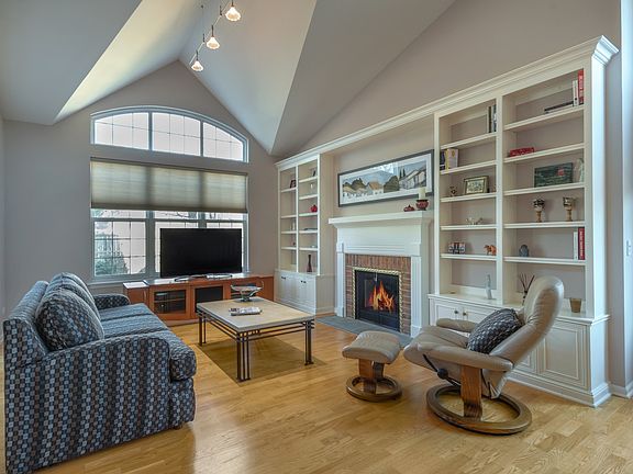 2nd image of 3018 Lexington Ln
