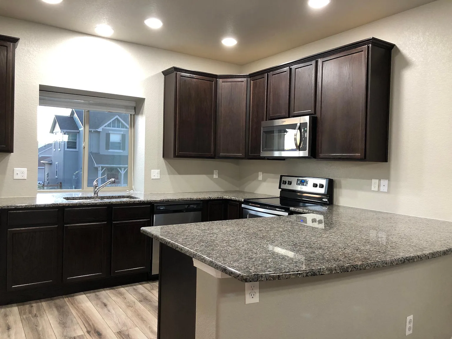 3 bed, 1634 sqft, $2,325 — Photo 4