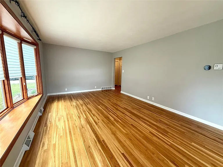 225 Sunrise Blvd — Photo 6