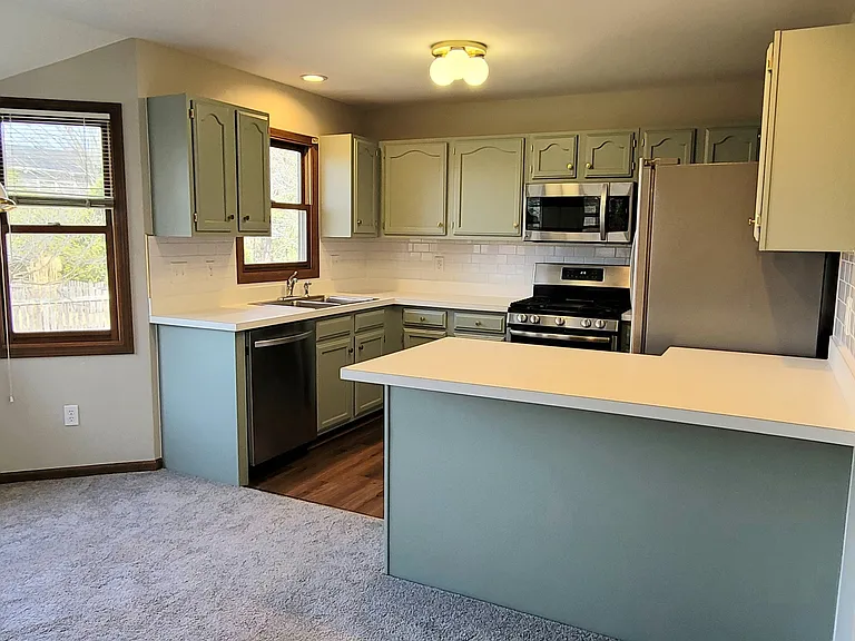 2420 Harbor Ct — Photo 6