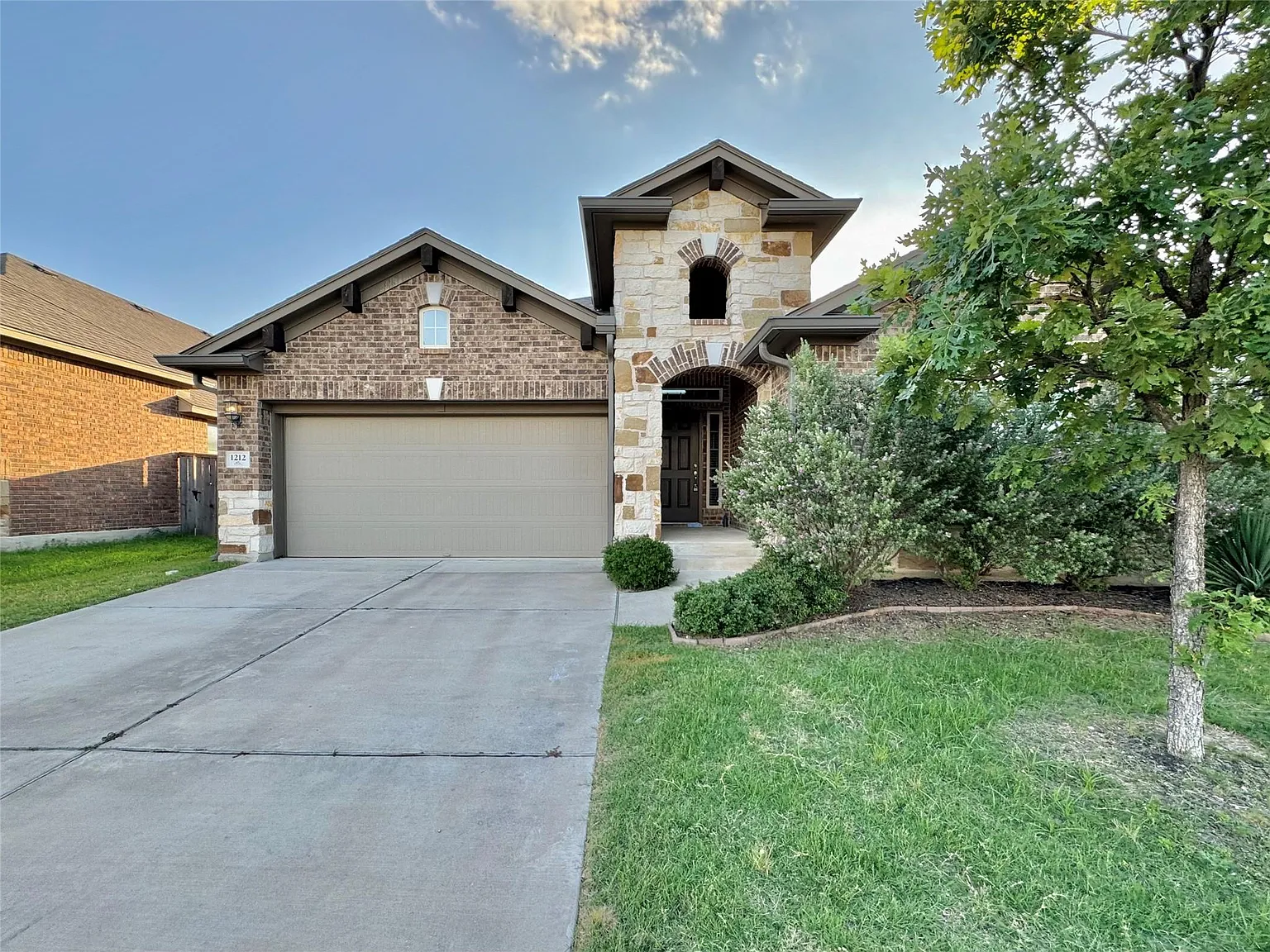 3 bed, 2.0 bath, 1878 sqft, $2,295 — Photo 2