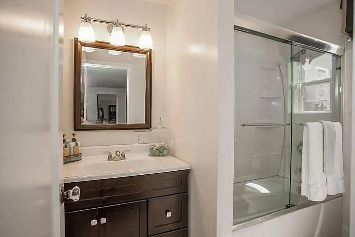 1098 Linden Ave — Photo 12