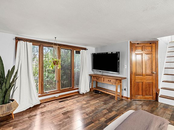5th image of 256 E Dunstable Road