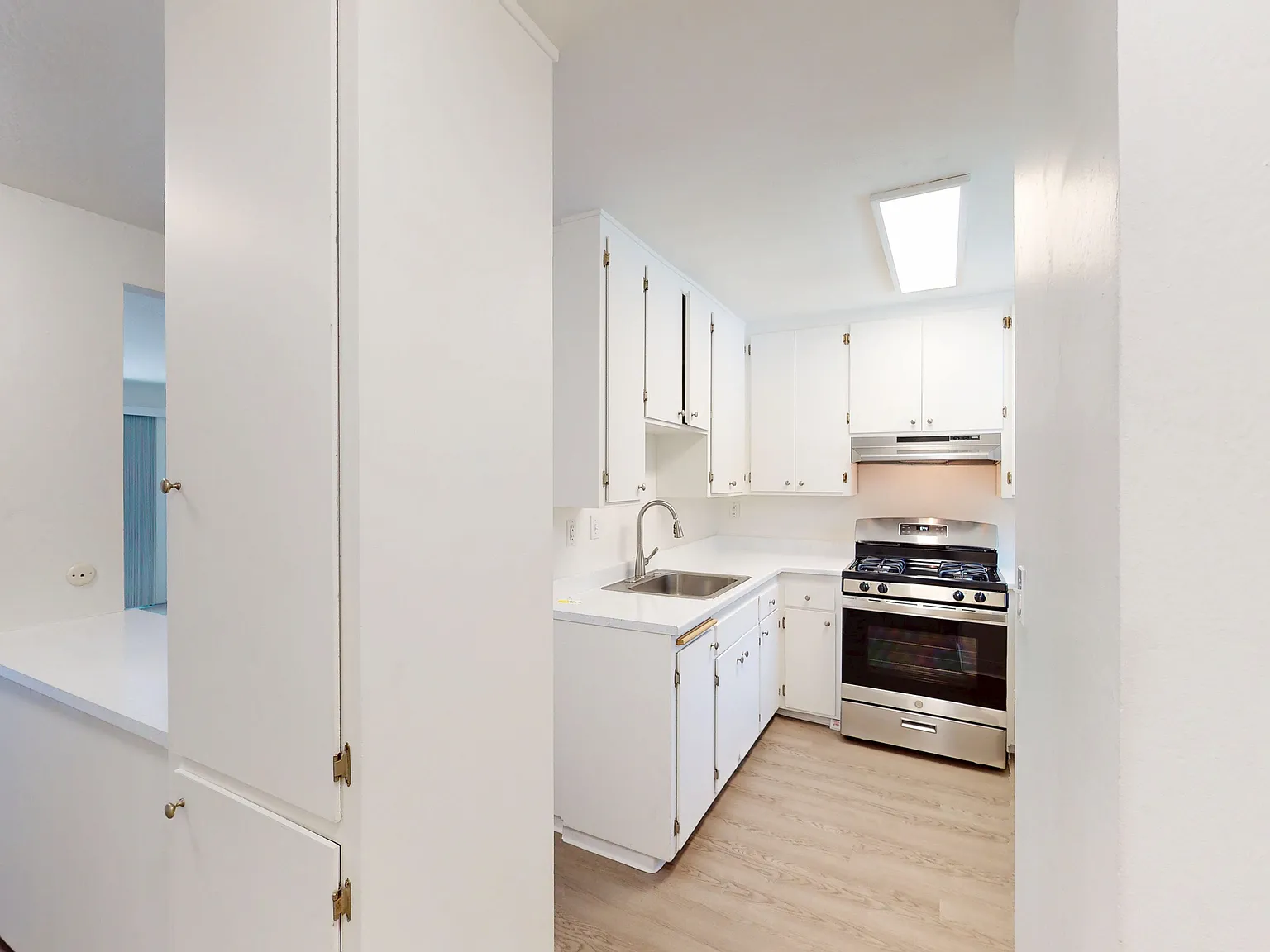 Spacious 2BR/1.5BA in Novato | Parking Included | Pet Friendly — Photo 2