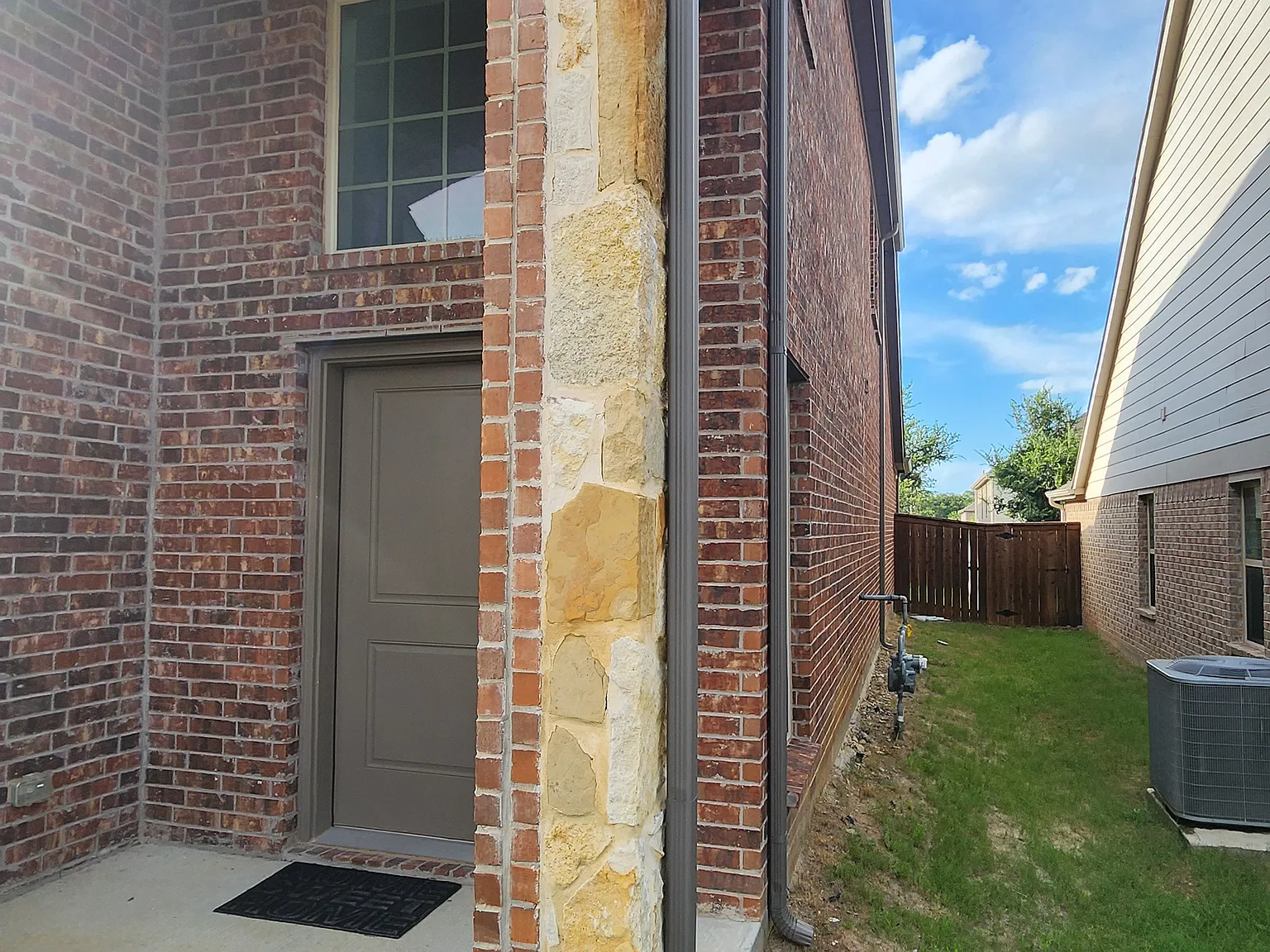 3 bed, 3.5 bath, 2205 sqft, $2,095 — Photo 3