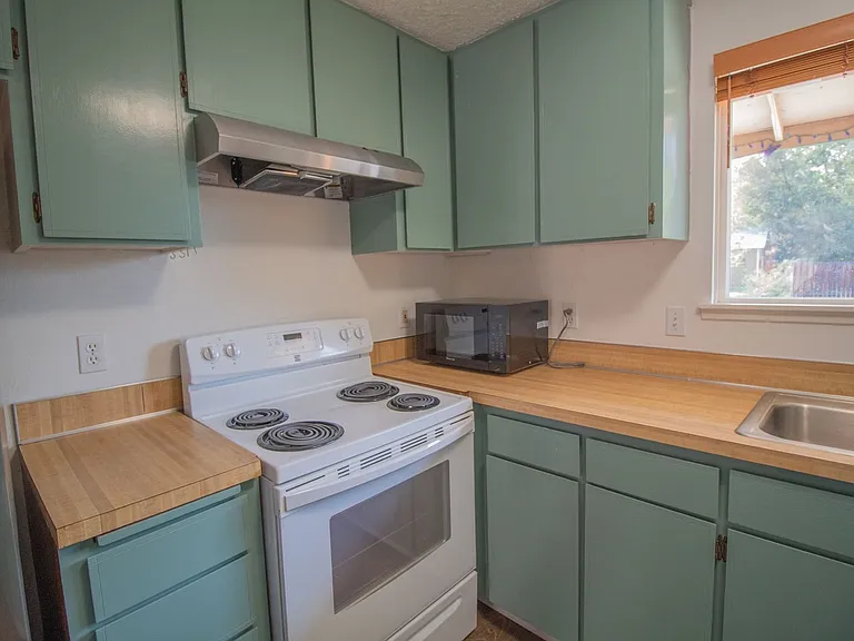 834 SE 5th St — Photo 3