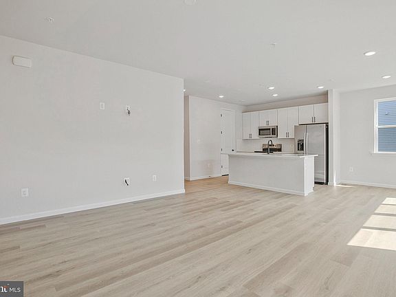 4th image of 17 Poplar Ct