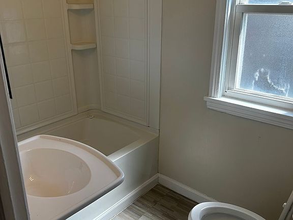5th image of 17426 Throckley Ave