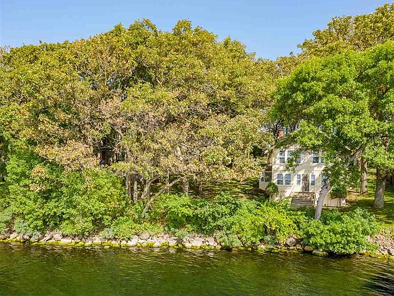 3rd image of 6015 Lake Shore Dr
