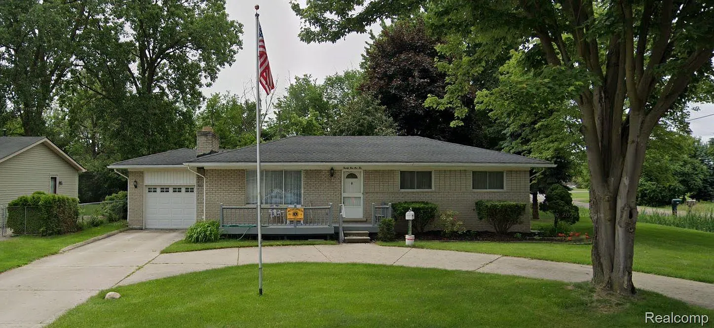 24110 Darwin St photo 1