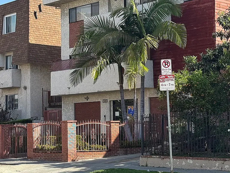 142 Normandie Apartments — Photo 14