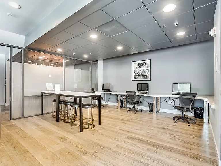 260 King St #1011 — Photo 28