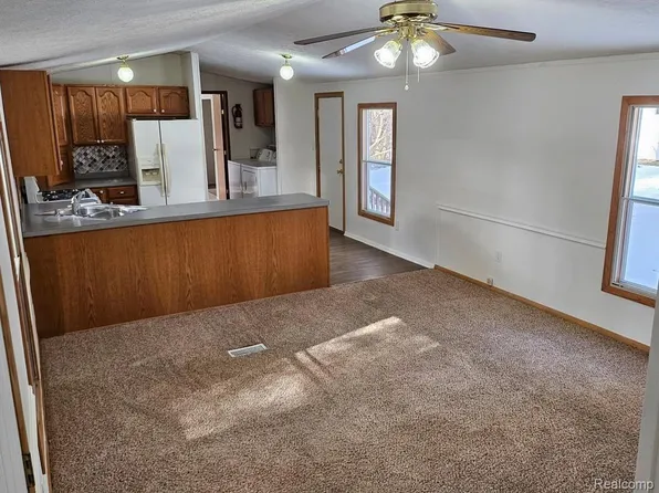 2054 Woodside Dr, Caro, MI 48723