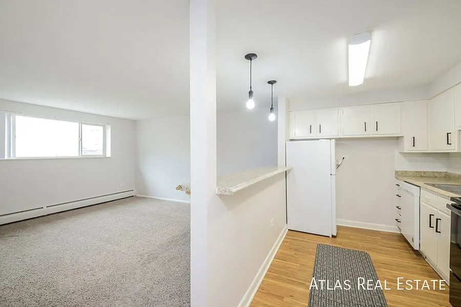 2bd with Amazing Proximity to Regis! — Photo 2