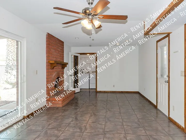7868 N Soledad Ave — Photo 9