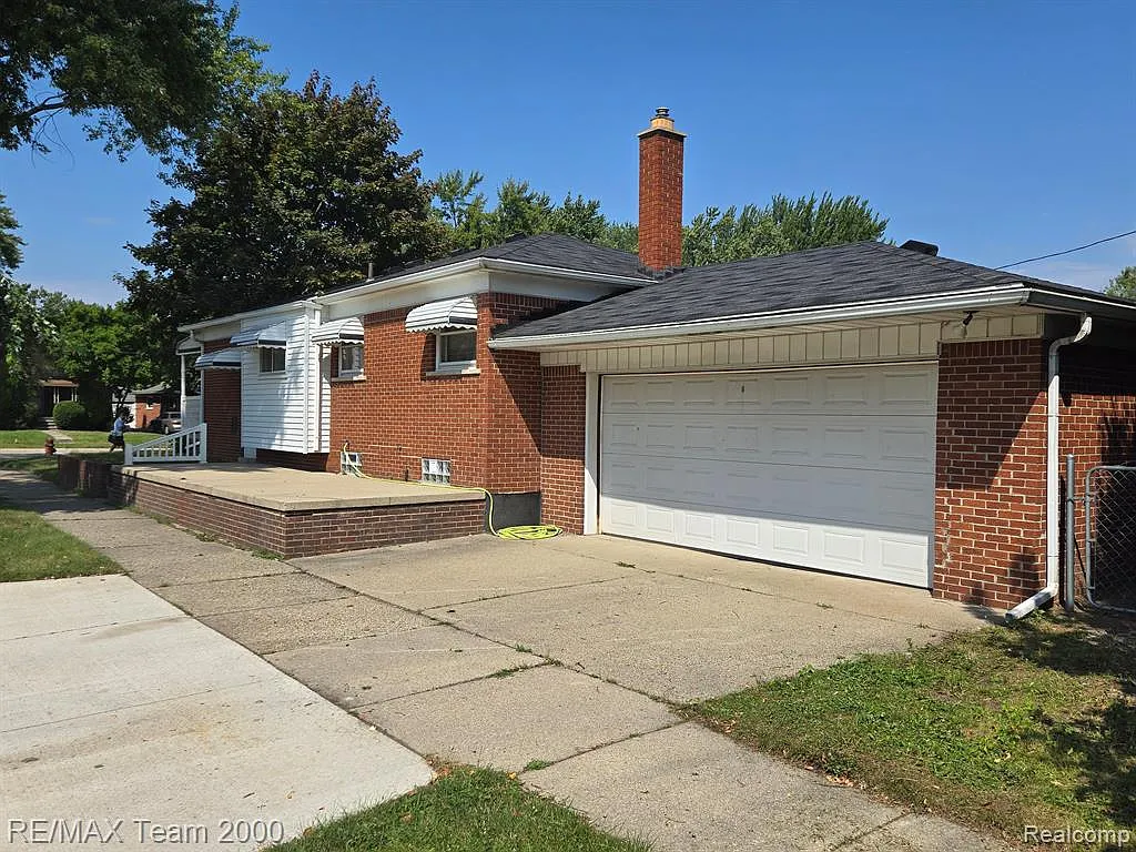 3 bed, 1.0 bath, 2015 sqft, $1,600 — Photo 2