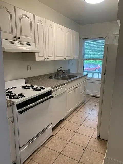 1403 S Florence Pl — Photo 2