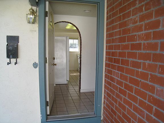 Entry - to Kitchen/Leaving room on right