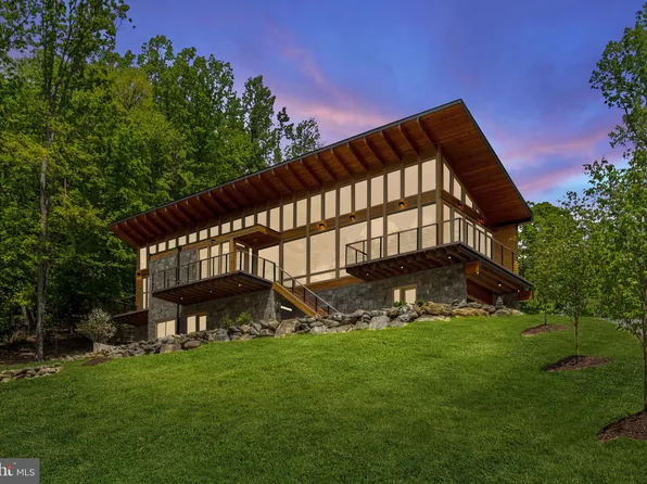 559 Bessie Bell Mountain Rd, Castleton, VA 22716