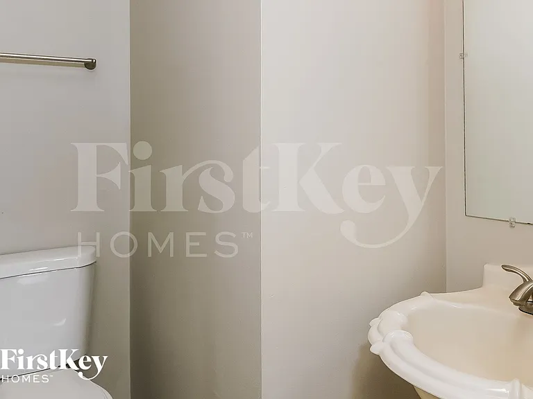 6735 Ossington Dr — Photo 10