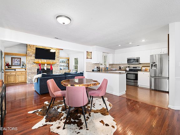 5th image of 808 Lake Glen Ln