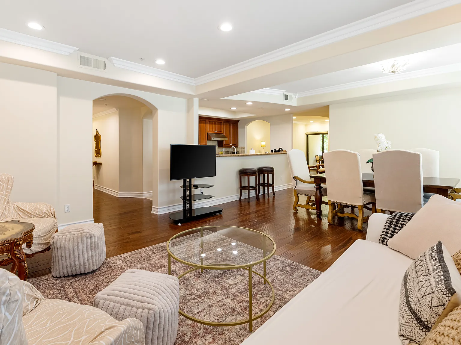 2 bed, 2.5 bath, 1600 sqft, $6,000 — Photo 2